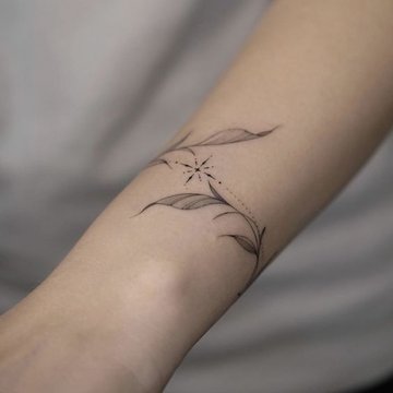 women's wrist tattoos