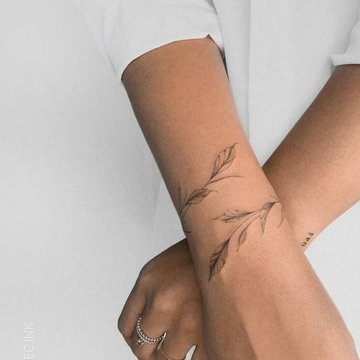 women's wrist tattoos
