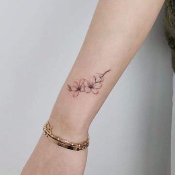 women's wrist tattoos