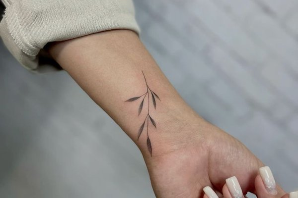 women's wrist tattoos