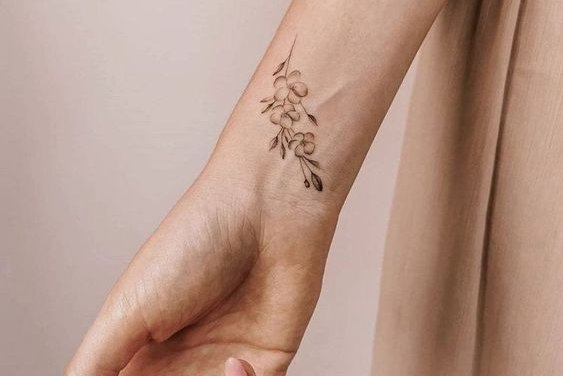 women's wrist tattoos